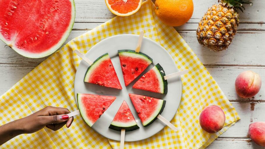 Çubuklarda karpuz parçaları